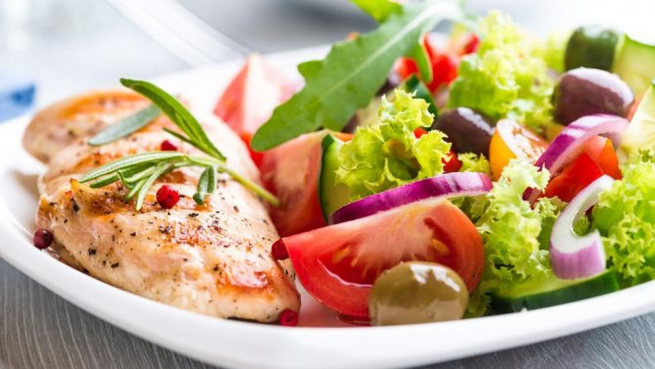 สลัดผักและปลาในอาหารโปรตีน