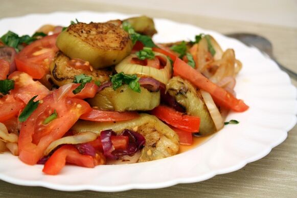 อาหารแม็กกี้ประกอบด้วยสลัดผักและมะเขือยาวต้มเพื่อสุขภาพ